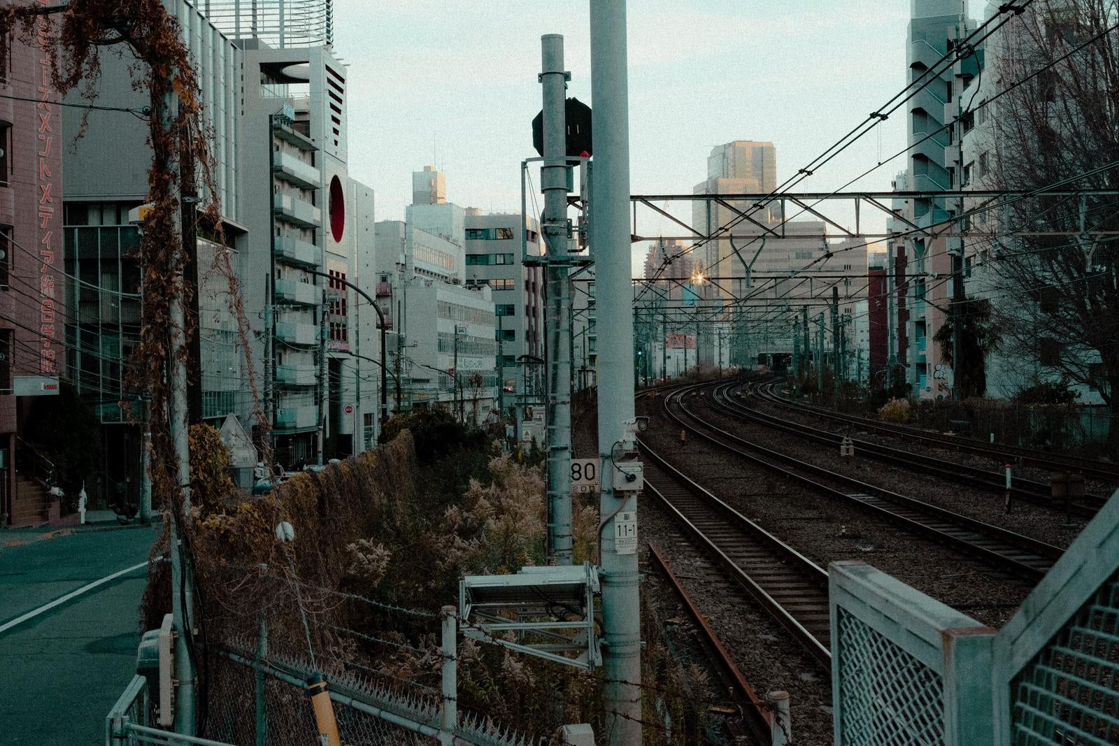 「都会の風景と鉄道が交差する場所」の写真