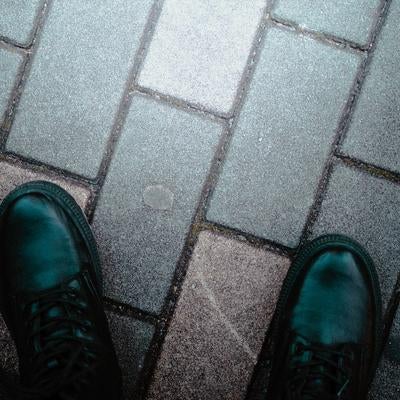 静かに響く足音と歩道の質感の写真