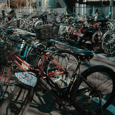 並んだ自転車の駐輪場の写真