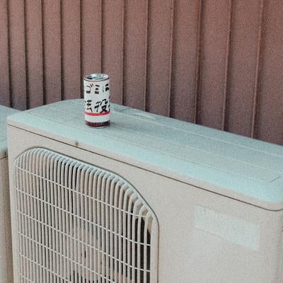 室外機の上に置かれたメッセージ缶の写真