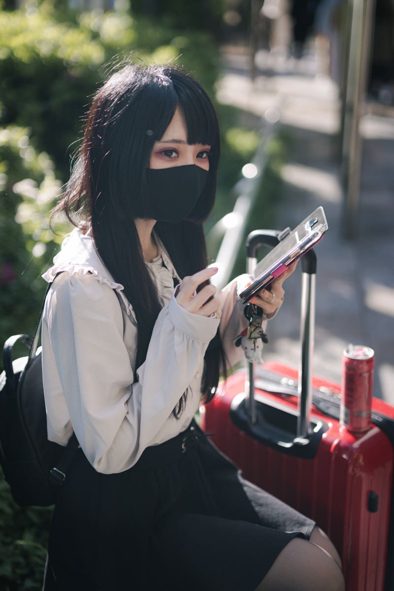 「推しと旅行中のマスク女子」の写真［モデル：緋真煉］