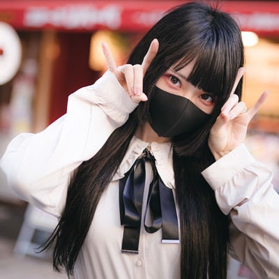 マスクをした地雷系女子の写真