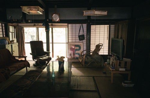 色々な種類の椅子が目立つ和風の部屋の写真