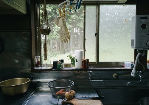 田舎の台所で調理を開始する様子の写真