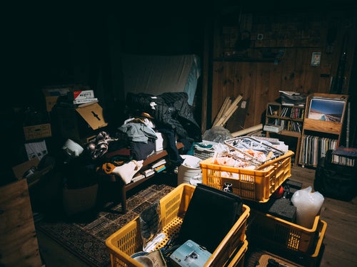 片付けられない物置と化した古民家の一室の写真
