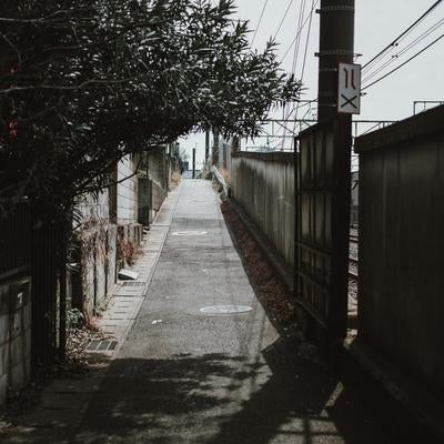 鉄道沿いの静かな坂道の写真