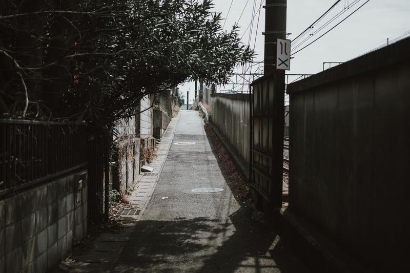 鉄道沿いの静かな坂道の写真