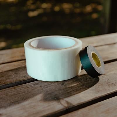 白と黒いビニールテープの写真