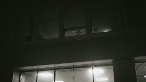 薄暗いオフィスの写真