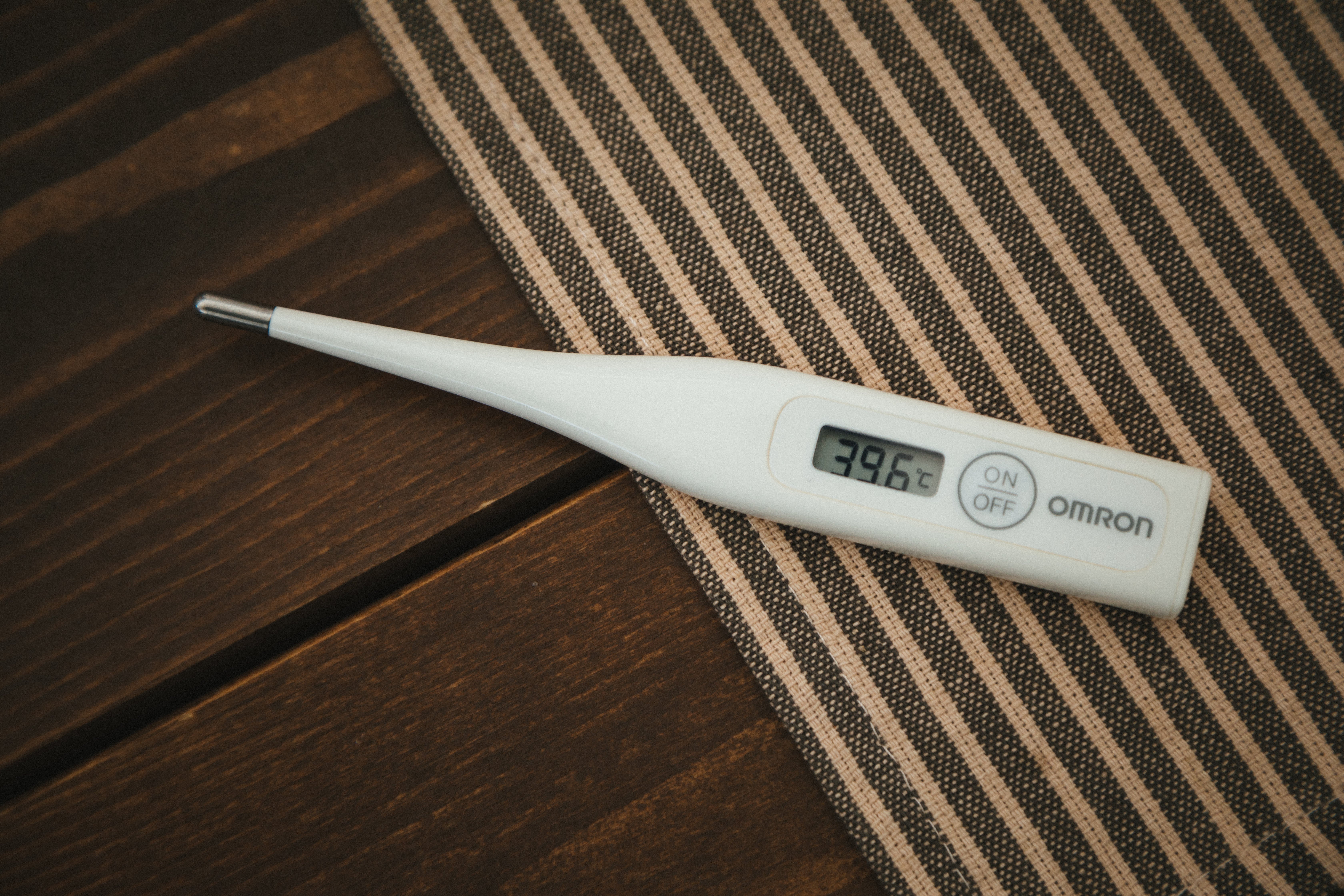 仮病に使える体温計の無料の写真素材 - ID.21800｜フリー素材 ぱくたそ