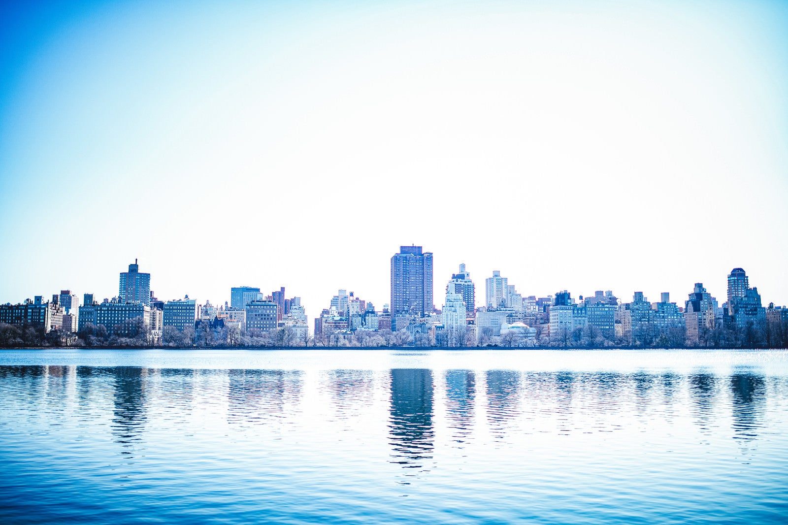 「川に映るニューヨークの街並み」の写真