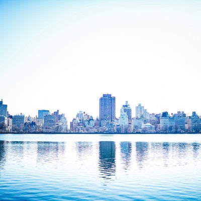 川に映るニューヨークの街並みの写真
