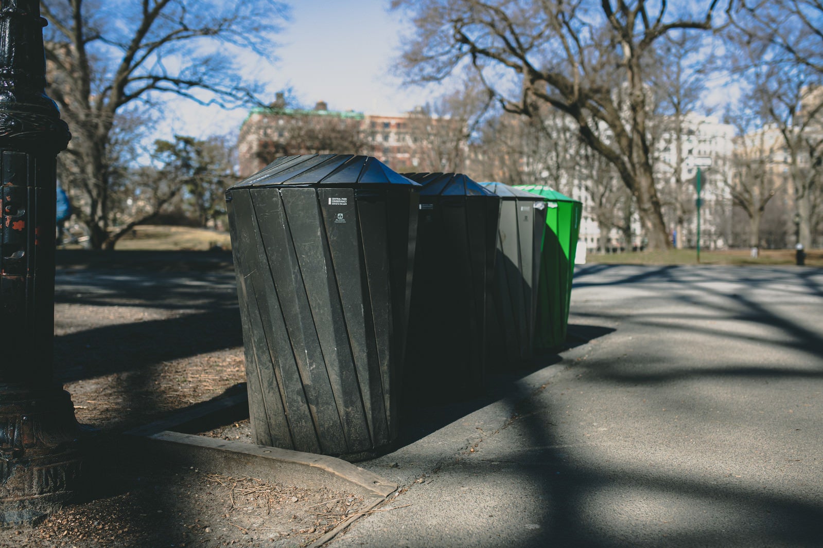 「公園に置かれたゴミ箱」の写真