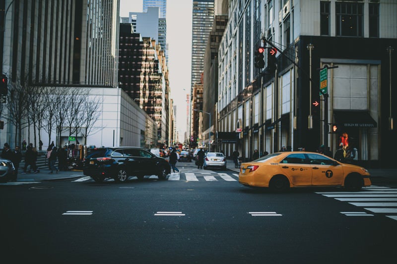 ニューヨーク市街を走る車と街並みの写真