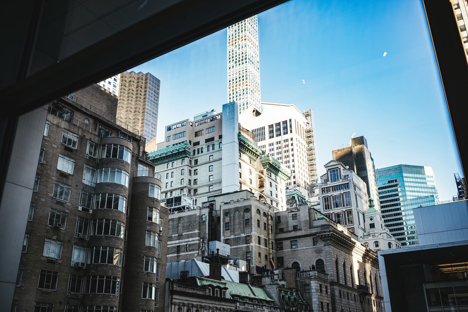 「窓越しに見るニューヨークの建物」の写真
