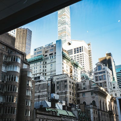 窓越しに見るニューヨークの建物の写真