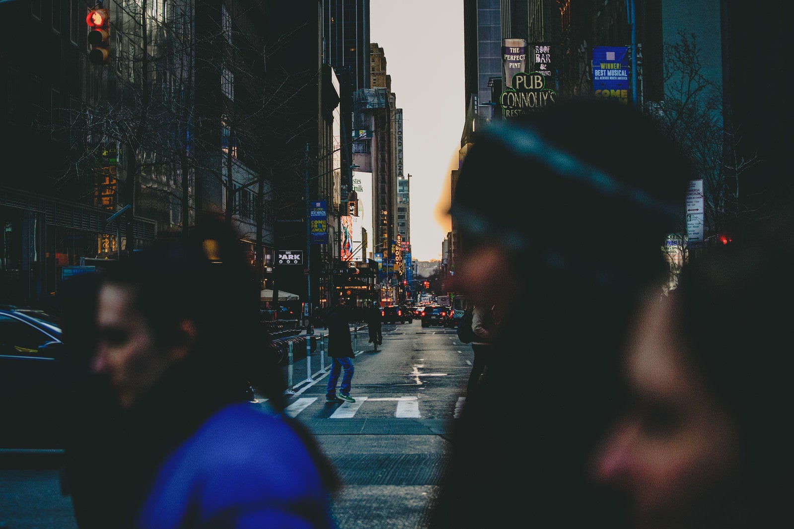 「人混み越しに見るニューヨークの街並み」の写真