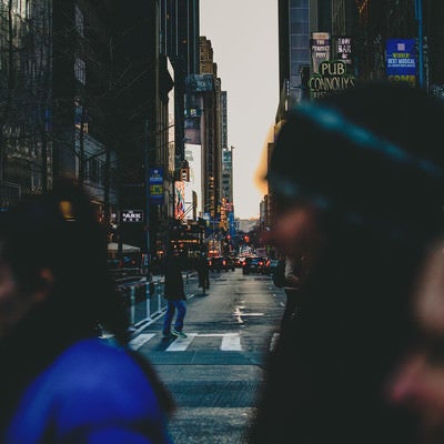 人混み越しに見るニューヨークの街並みの写真
