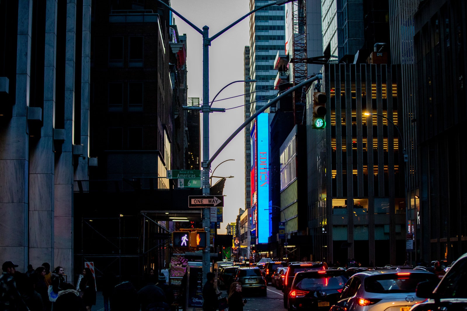 「車渋滞で並ぶブレーキランプ（ニューヨーク）」の写真