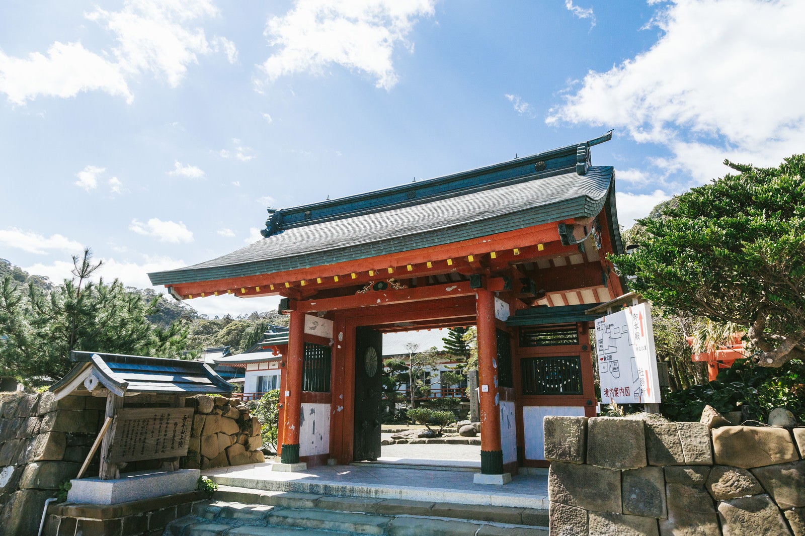 「鵜戸神宮社務所につながる門」の写真