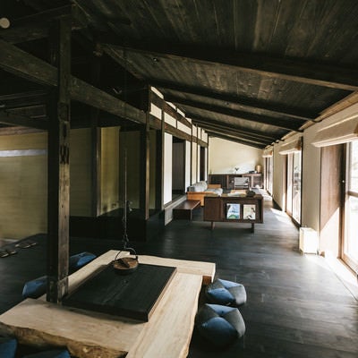 高床と伝統的な囲炉裏のあるリノベーション古民家宿泊施設の写真