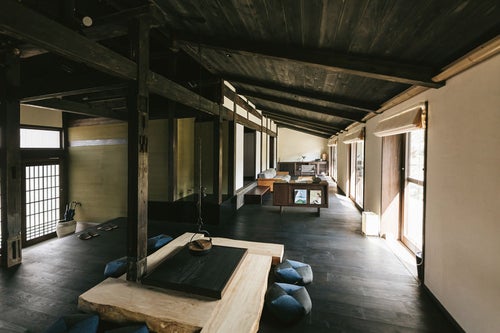 高床と伝統的な囲炉裏のあるリノベーション古民家宿泊施設の写真