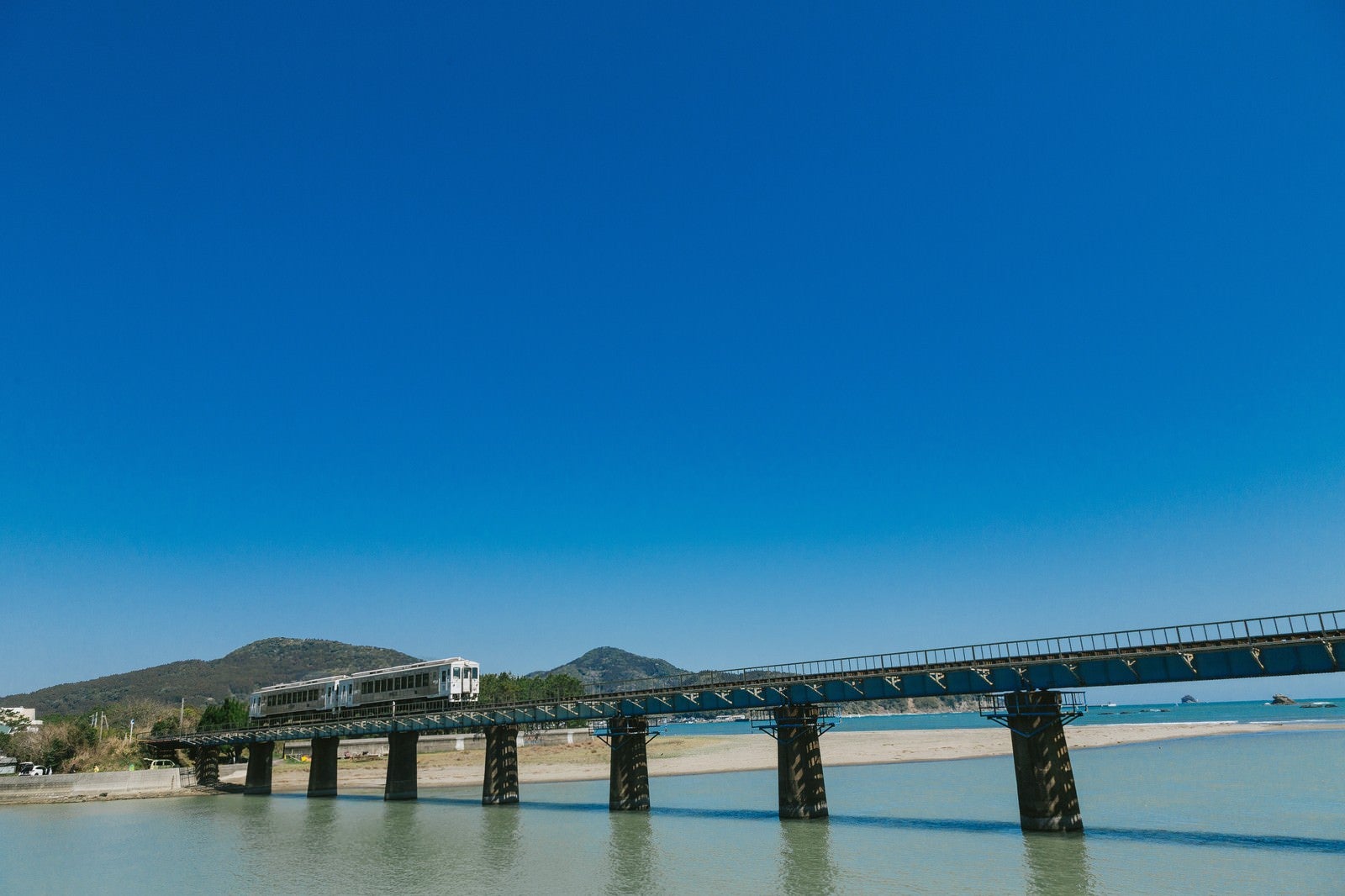 「鉄橋を渡る観光列車「海幸山幸」」の写真