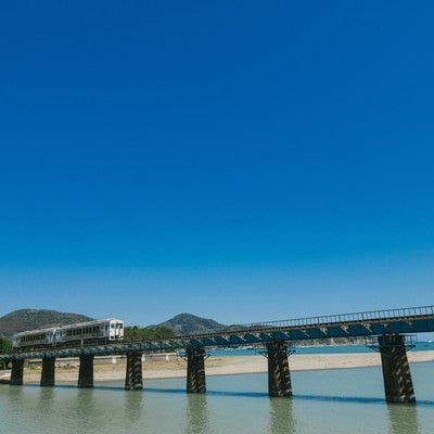 鉄橋を渡る観光列車「海幸山幸」の写真