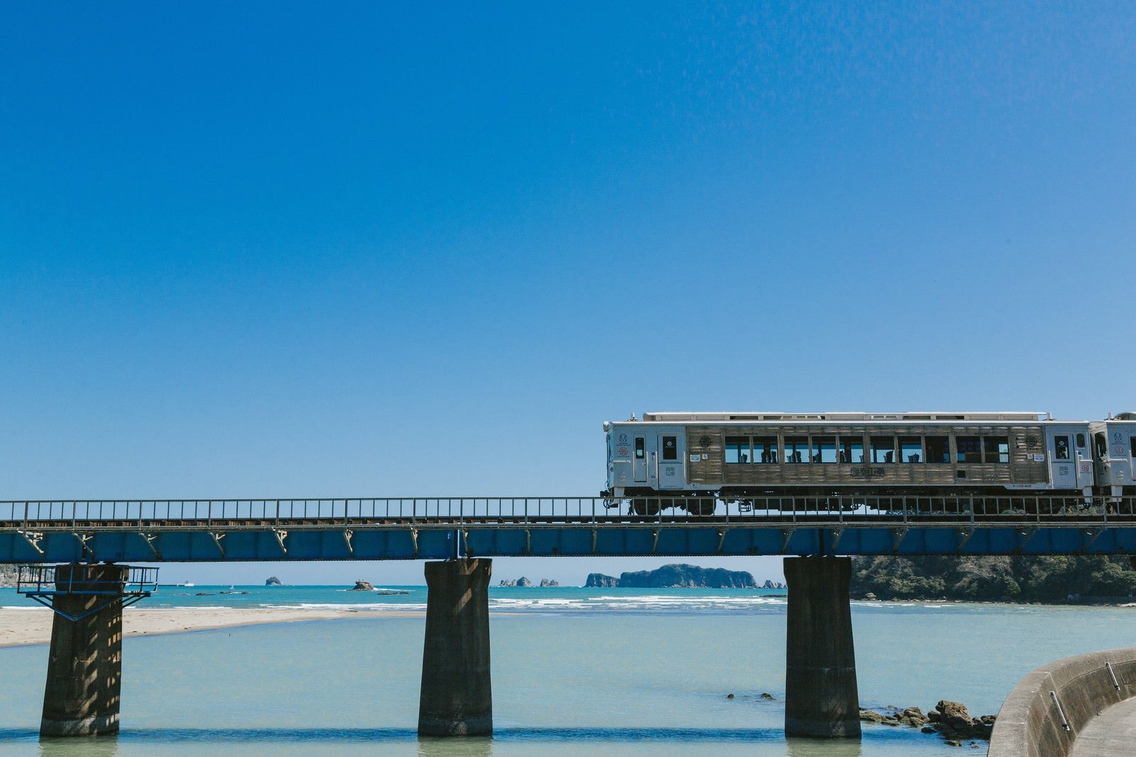 「南郷町に差し掛かった観光列車「海幸山幸」」の写真