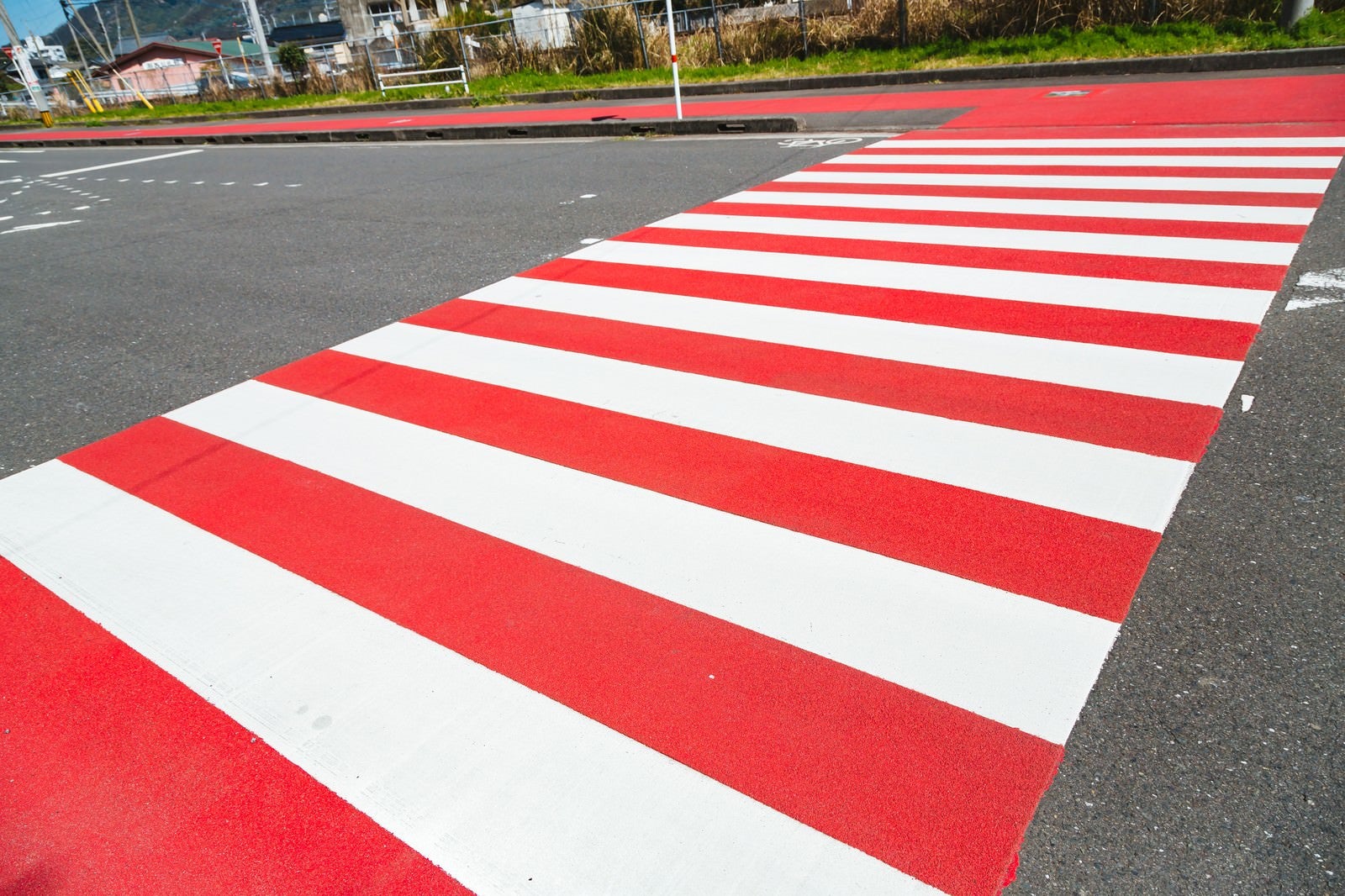 「紅と白の縁起がいい横断歩道」の写真