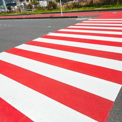 紅と白の縁起がいい横断歩道の写真
