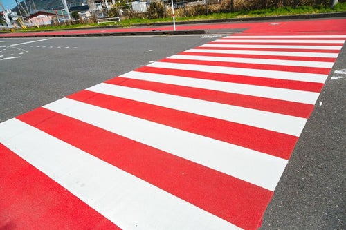 紅と白の縁起がいい横断歩道の写真