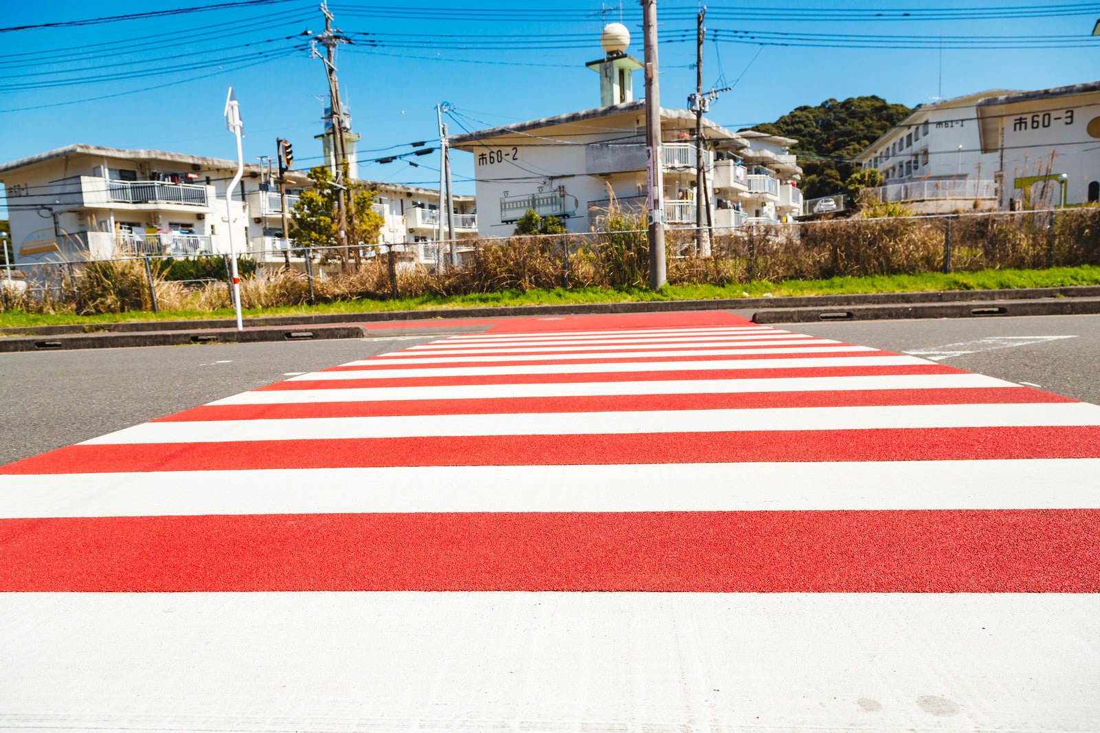 「赤と白のストライプ横断歩道」の写真