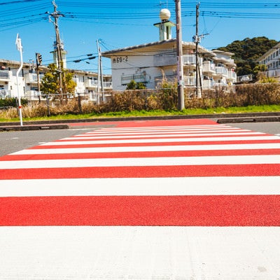 赤と白のストライプ横断歩道の写真