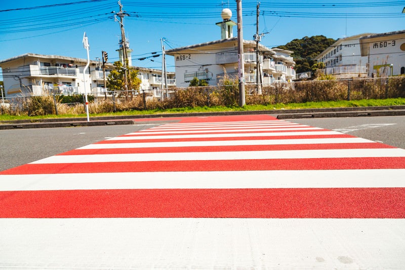 赤と白のストライプ横断歩道の写真