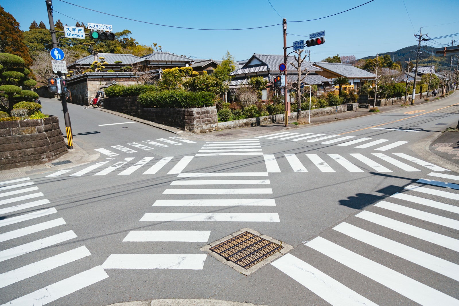 「宮崎県日南市にある大手門のスクランブル交差点」の写真