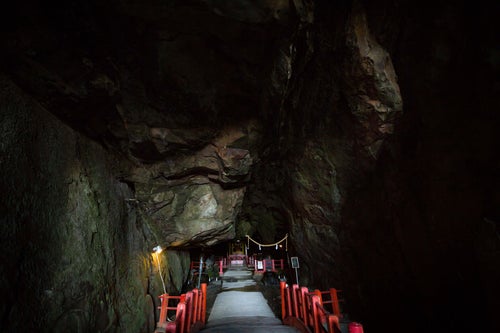 洞窟深くにある祇園神社（日南市）の写真