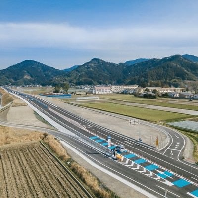 開通したばかりの東九州自動車道（宮崎県日南市）の写真