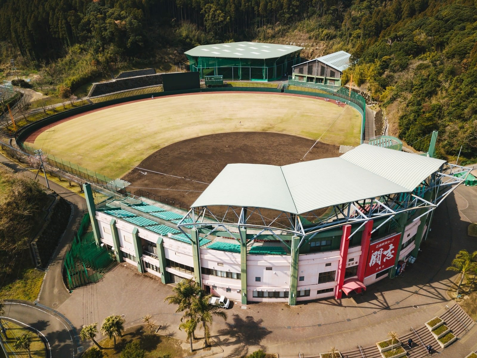 「宮崎県日南市にある天福球場を見下ろす（空撮）」の写真