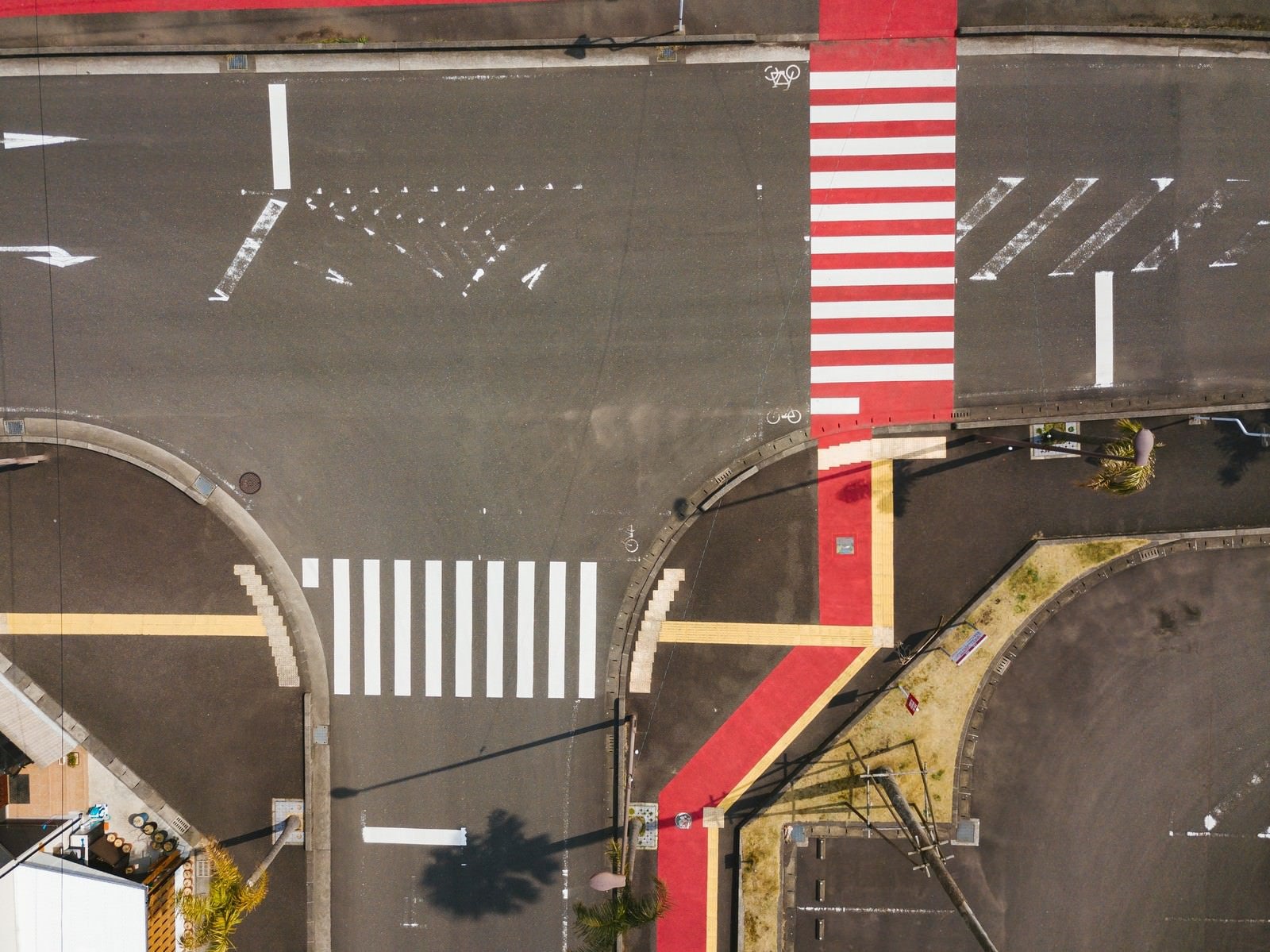 「日本ではここだけ！　紅白色の横断歩道がある日南市」の写真