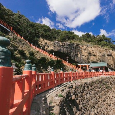 断崖にある鵜戸神宮と朱塗りの柵（玉垣）の写真