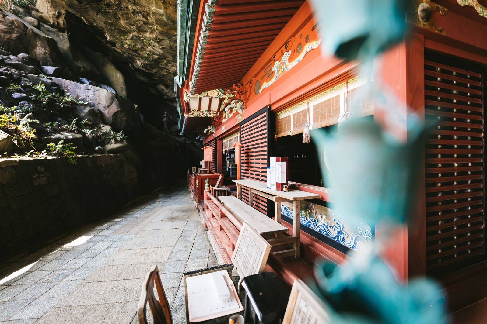 「鵜戸神宮の神殿後ろに入り込む岩窟小道」の写真