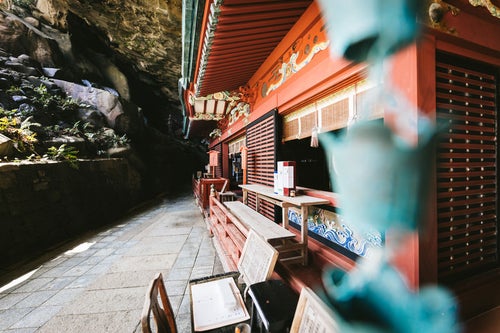 鵜戸神宮の神殿後ろに入り込む岩窟小道の写真
