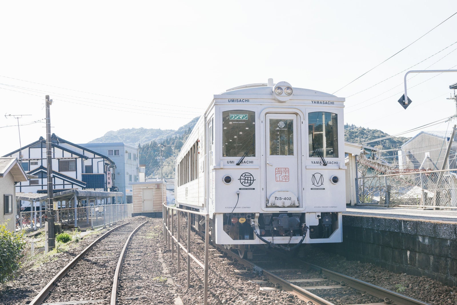 「発車の時を待つ、観光列車「海幸山幸」」の写真