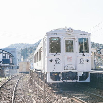 発車の時を待つ、観光列車「海幸山幸」の写真