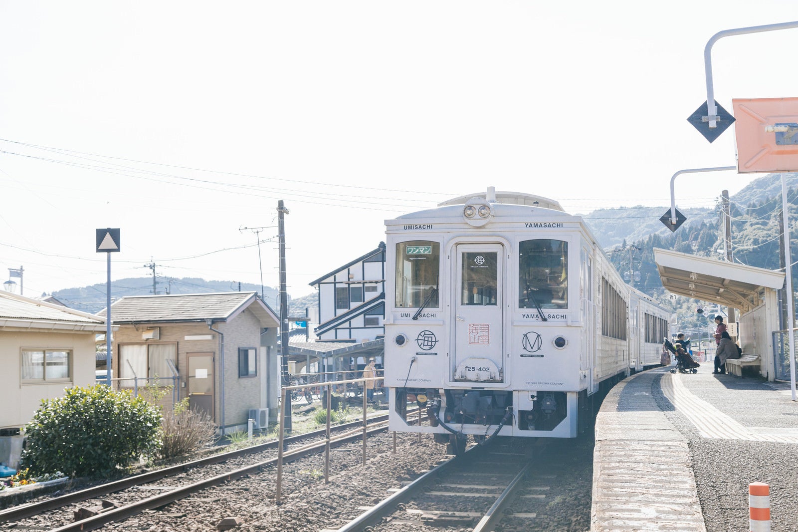 「終点の南郷駅で待機する観光列車「海幸山幸」」の写真