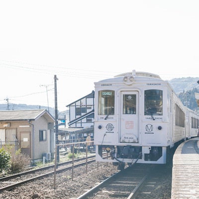 終点の南郷駅で待機する観光列車「海幸山幸」の写真