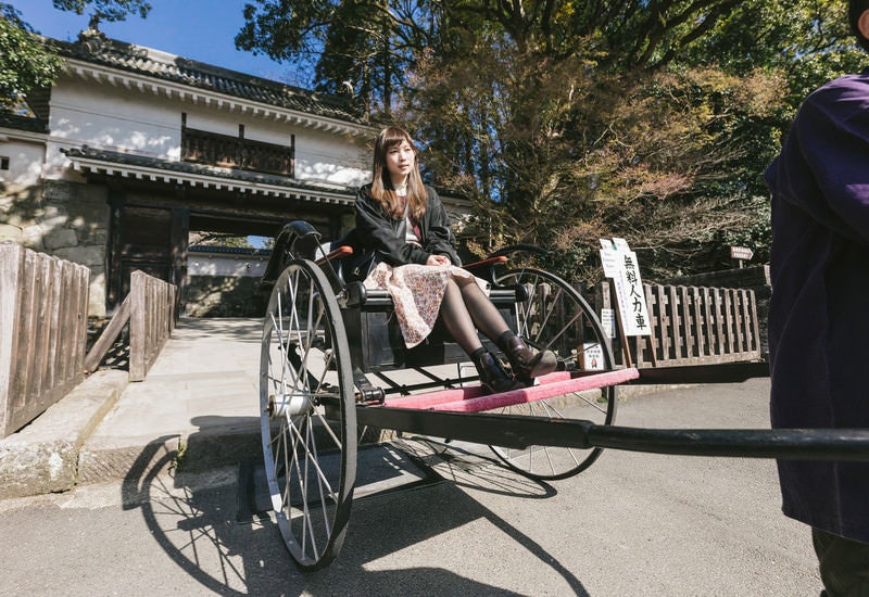 人力車に乗る女性観光客の写真