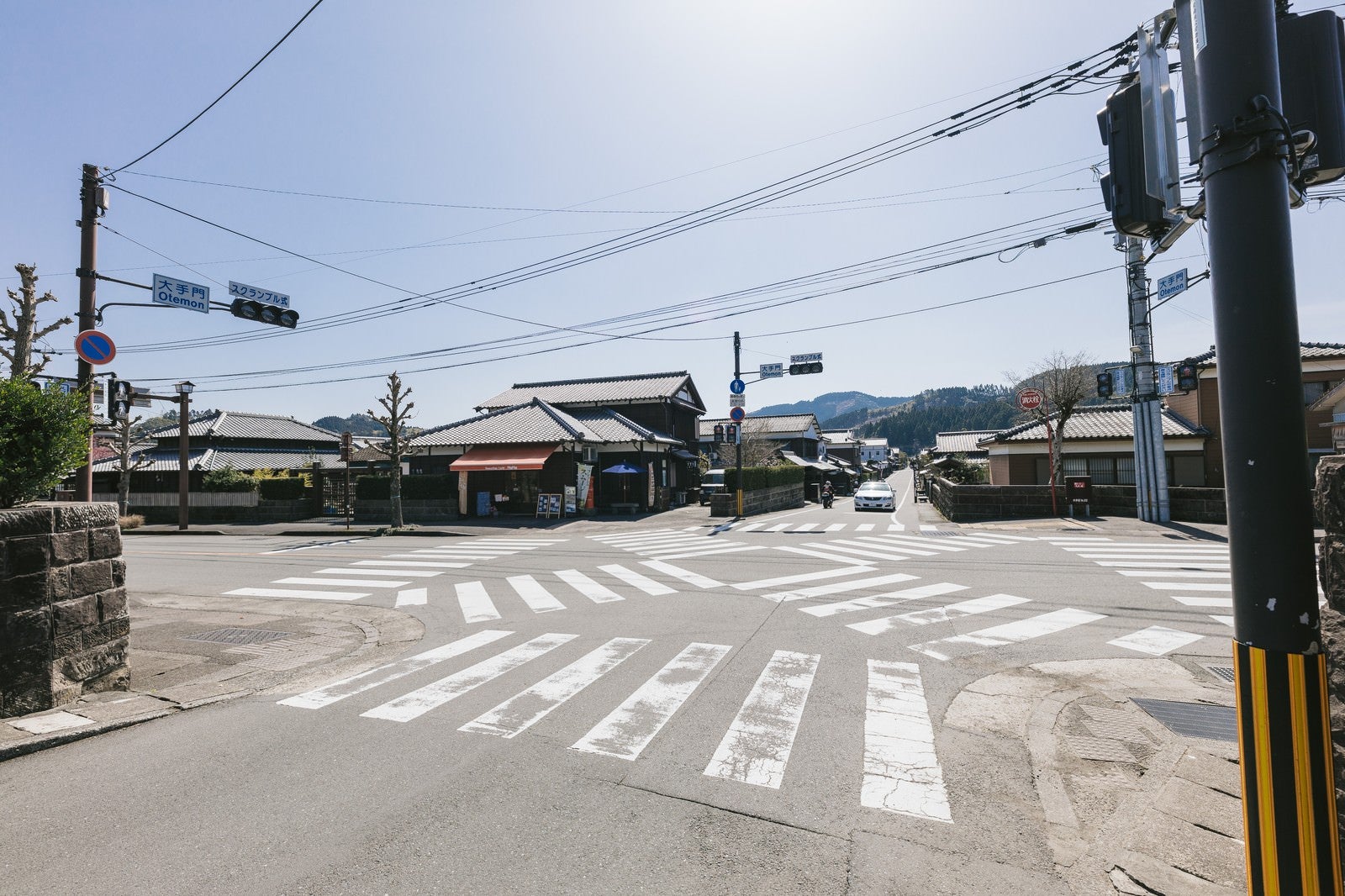 「人がいない大手門のスクランブル交差点（宮崎県日南市）」の写真