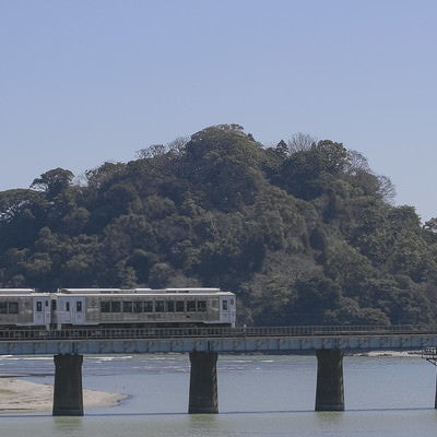 虚空蔵島をバックに走る観光列車「海幸山幸」の写真